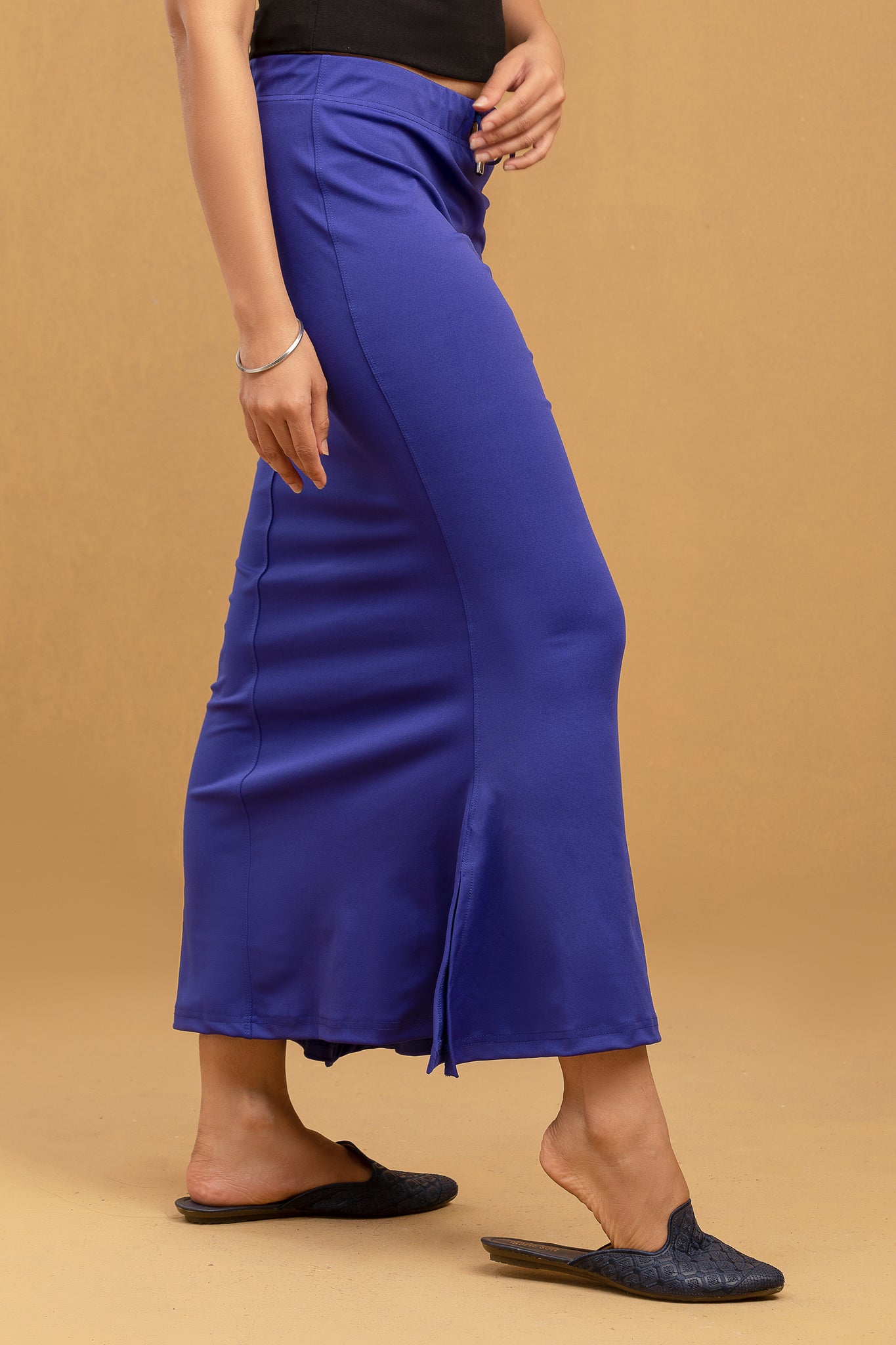 Women Dark Blue Solid Saree Shapewear